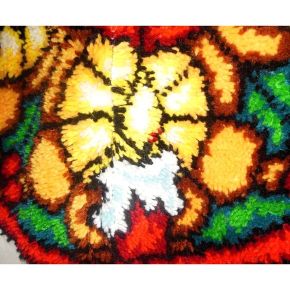 WonderArt Latch Hook 34" Tree Skirt 'Stained Glass Candles' Completed Vintage - Picture 3 of 3